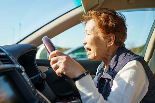 運転する高齢女性