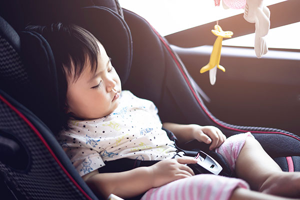 チャイルドシートで眠る赤ちゃん